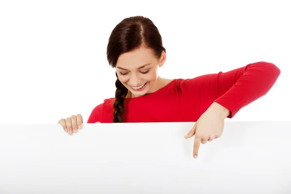 Hermosa estudiante apuntando en el tablero en blanco —  Fotos de Stock