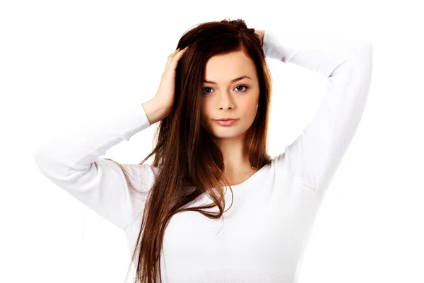 Fiatal gyönyörű nő, a saját hajat masszírozó — Stock Fotó