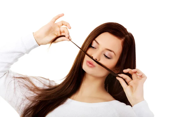 Estudante engraçado mulher colocando cabelo como bigode — Fotografia de Stock