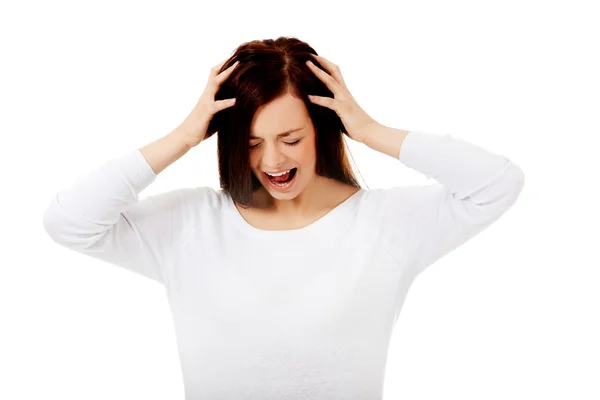 Jovem mulher zangada puxando o cabelo — Fotografia de Stock