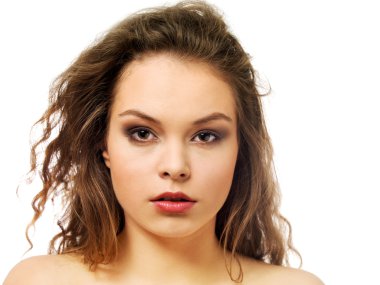 Uzun kıvırcık saçlı güzel üstsüz kadın