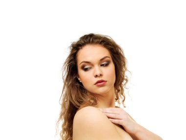 Uzun kıvırcık saçlı güzel üstsüz kadın