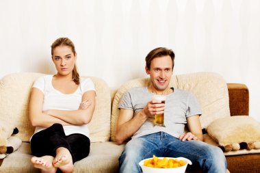 Erkekler spor izlerken kadınlar sıkılıyor.