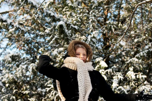 Giovane donna lancio palla di neve — Foto Stock