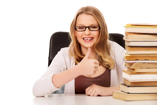 Giovane donna con un mucchio di libri — Foto Stock