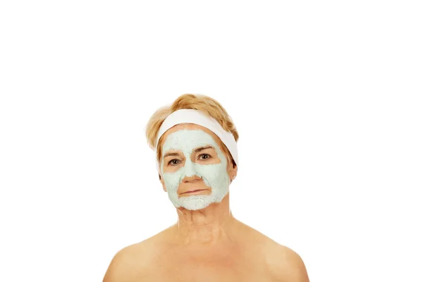 Femme âgée détendue en masque facial — Photo