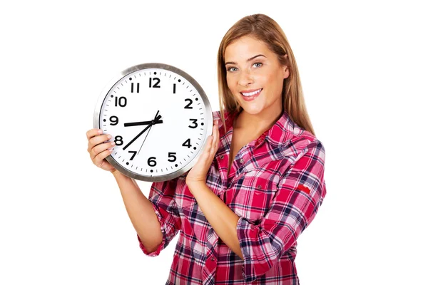Młoda kobieta szczęśliwa trzymając zegar — Zdjęcie stockowe