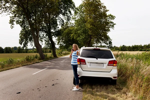 Junge Frau ruft um Hilfe — Stockfoto