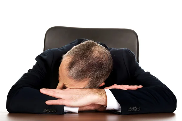 Zakenman rusten op zijn Bureau — Stockfoto