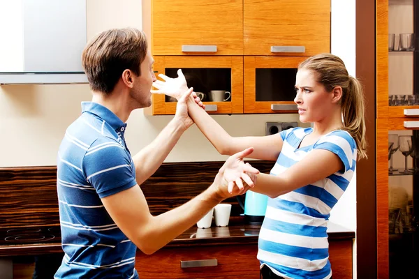 Jovem casal tendo briga na cozinha — Fotografia de Stock