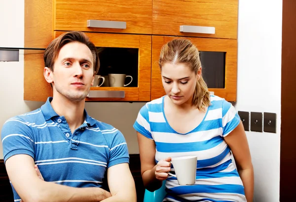 Unga olyckliga par efter gräl i kök — Stockfoto