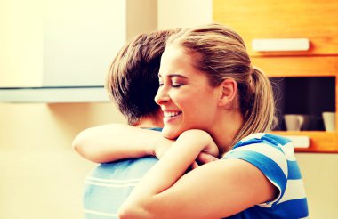 Mutfakta kucaklaşan mutlu genç çift