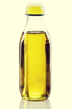 Zeytinyağı şişesi üzerinde beyaz kağıt izole