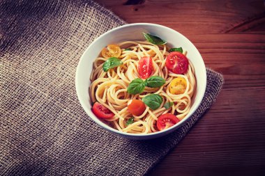 Lezzetli makarna kase ve çatal bıçak takımı ahşap üzerinde ve çuval çuval bezi arka plan