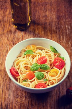 Ahşap arka plan üzerinde lezzetli Yapıştır ve zeytinyağı şişesi