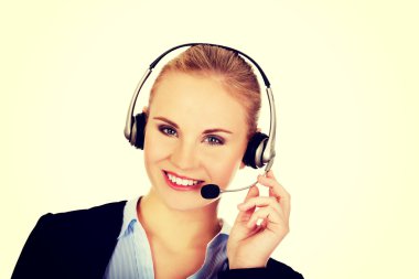Gülümseyen kulaklıklı telefon operatörü