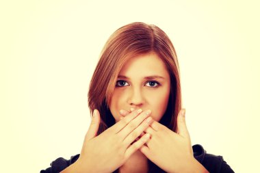 genç kadın iki eliyle ağzını kapsayan