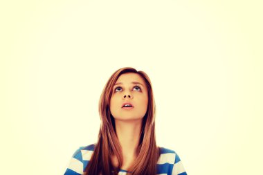 Genç kadın gözleri ararken