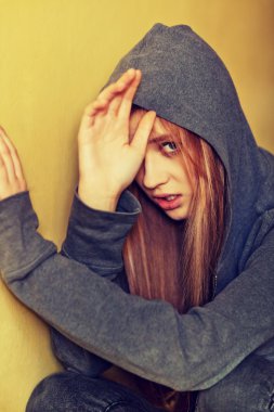 Gizlemek ve kendini korumak çalışan genç kadına taciz