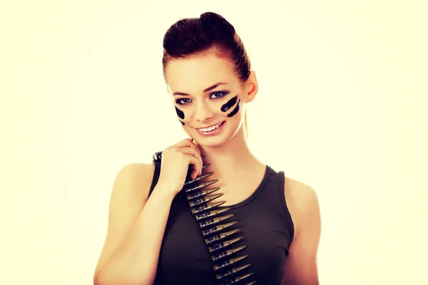 Mujer soldado sonriente con cinturón de bala —  Fotos de Stock