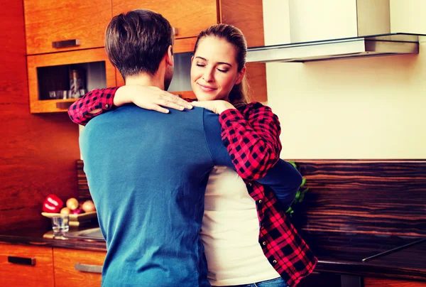 Pareja joven bailando y divirtiéndose en la cocina — Foto de Stock