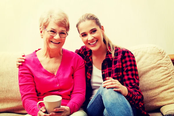 Mutter mit erwachsener Tochter schaut Komödie — Stockfoto