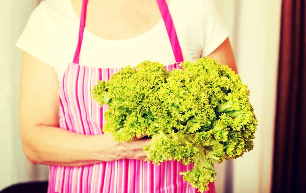 Senior kvinna med grön sallad — Stockfoto