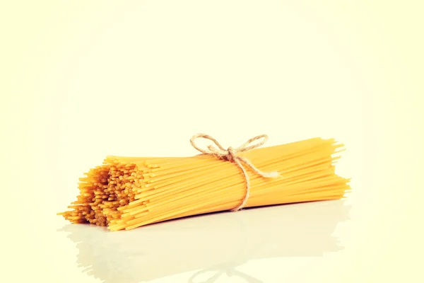Okokt torr fettuccine pasta isolerad på en vit bakgrund — Stockfoto