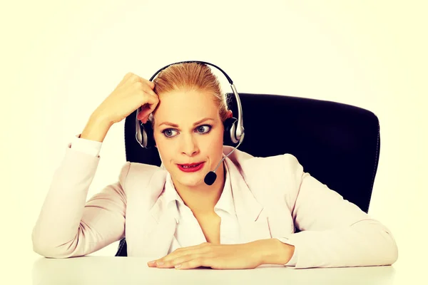 Jeune femme opérateur de ligne d'assistance parler à travers un casque — Photo