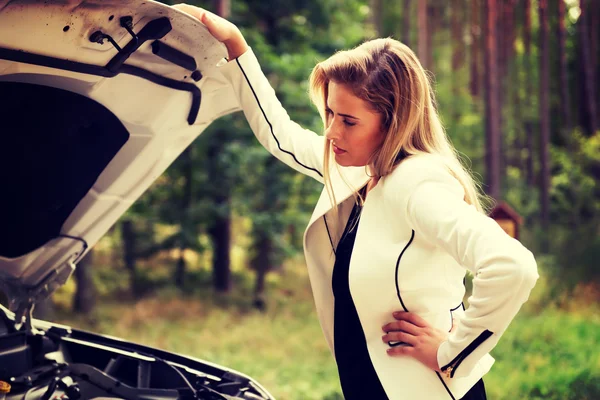 Woman opened the hood broken car — Stock Photo, Image