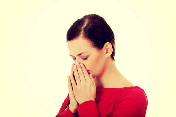 Mujer joven estornuda con dolor sinusal —  Fotos de Stock