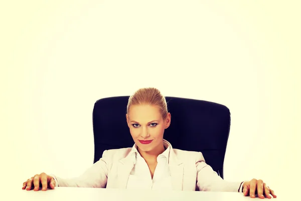机の後ろに座っている幸せなビジネス女性 — ストック写真