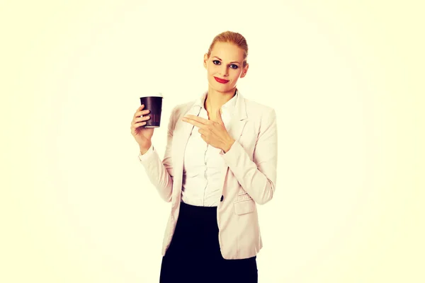 Sonríe mujer de negocios señalando para taza de papel — Foto de Stock