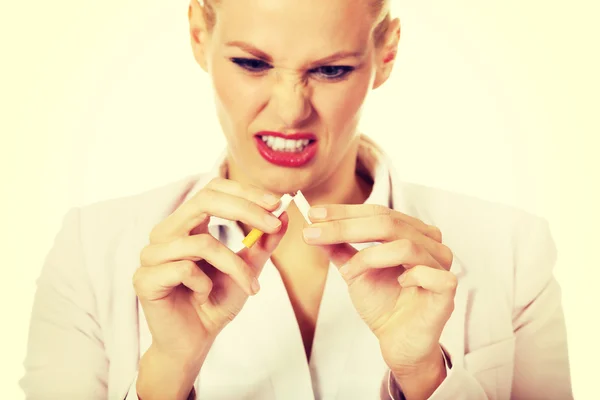 Aggressive Geschäftsfrau bricht Zigarette — Stockfoto