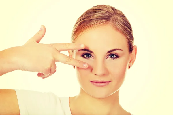 Junge Frau mit Siegeszeichen auf dem Auge — Stockfoto