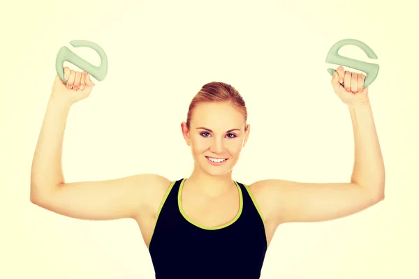 Joven mujer fitness haciendo ejercicio con pesas — Foto de Stock