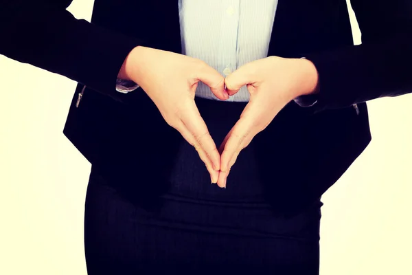 Mujer de negocios haciendo una forma de corazón con sus manos — Foto de Stock