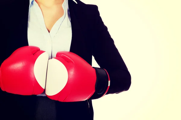 Mujer de negocios en guantes de boxeo rojos —  Fotos de Stock
