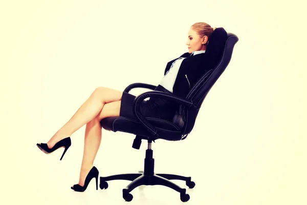 Mulher de negócios descansando na cadeira de rodas — Fotografia de Stock