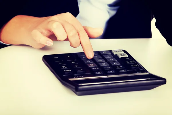 Руки деловых женщин рассчитывают на калькулятор — стоковое фото