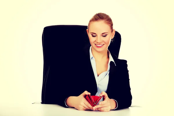 Mujer de negocios sonrisa sentado detrás del escritorio con billetera —  Fotos de Stock