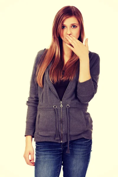 Mulher adolescente cobrindo a boca com a mão — Fotografia de Stock