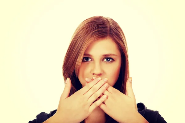 Nastolatka kobieta obejmujące jej usta z obiema rękami — Zdjęcie stockowe