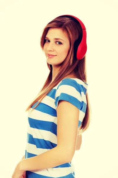 Mujer adolescente con auriculares rojos — Foto de Stock