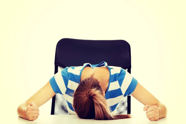 Inquiète adolescente dormant au bureau — Photo