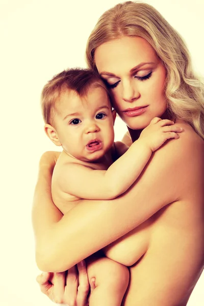 Jovem mulher com seu bebê chorando — Fotografia de Stock