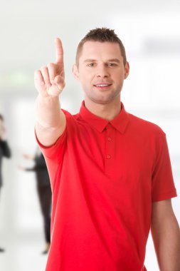 Adam bir soyut dokunmatik düğmesine basarak