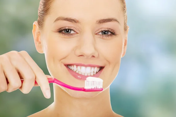 Frau mit Zahnbürste. — Stockfoto