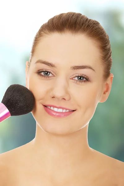 Mujer aplicando maquillaje. —  Fotos de Stock