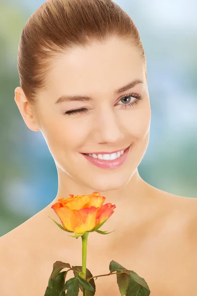 Donna sorridente con rosa fresca . — Foto Stock